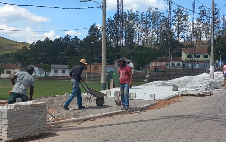 Segue em andamento a obra da Praça Rodrigo Marinho Pires