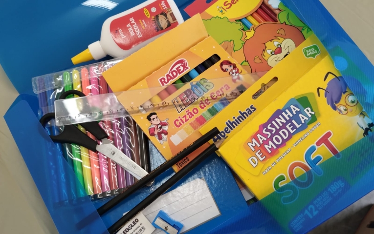 Aulas Retornam com Entrega de Kits Escolares em Arantina
