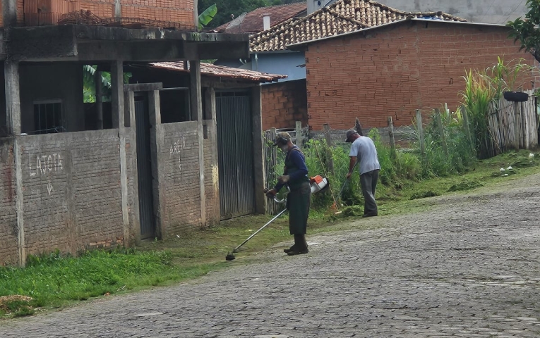 Prefeitura realiza capina e manutenção do bairro Loteamento Osório