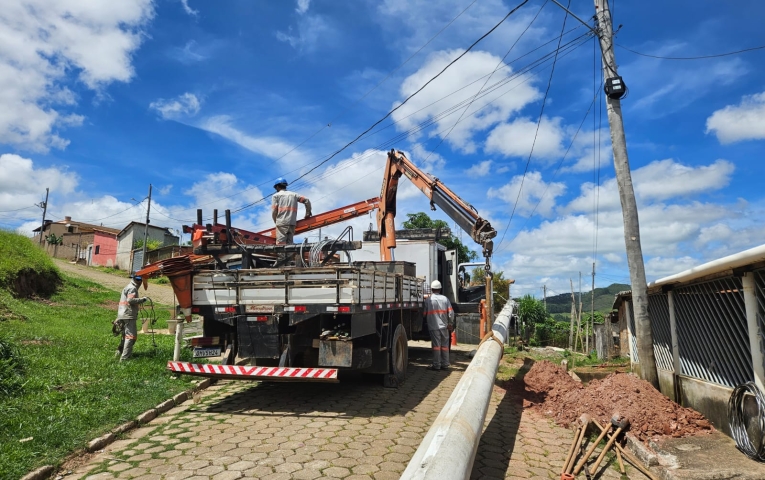 Prefeitura realiza Instalação de novos postes 